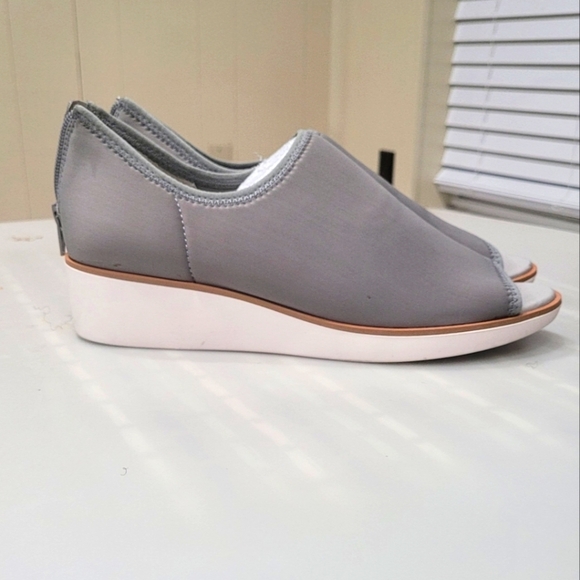 Lori Goldstein Siani Womens Gray Peep Toe Wedge Sneaker Shoe Sz 9M - Picture 1 of 10